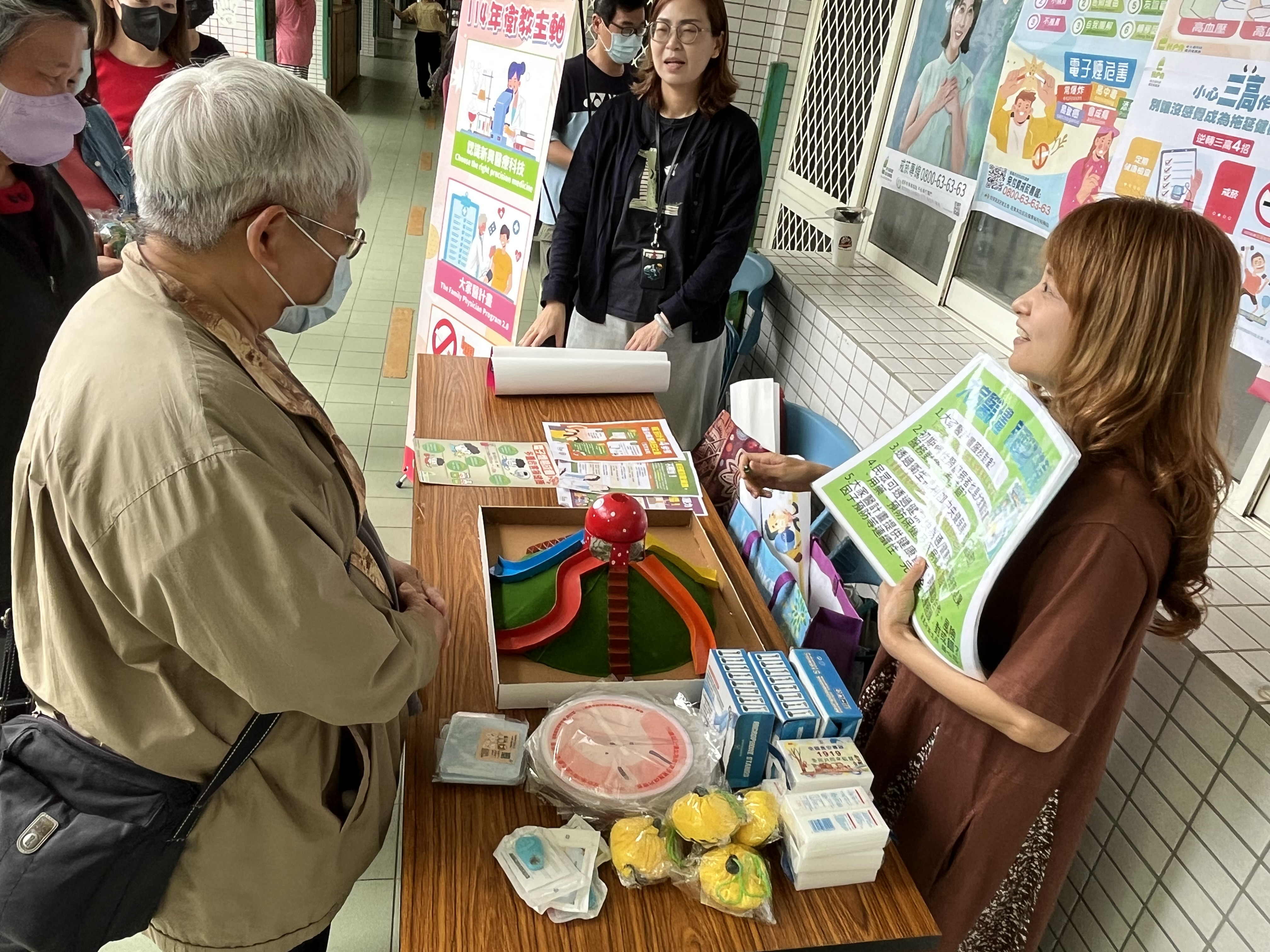 苗栗市衛生所114年『菸品的危害』宣導 ~ 地點：新英國小健康中心前走廊