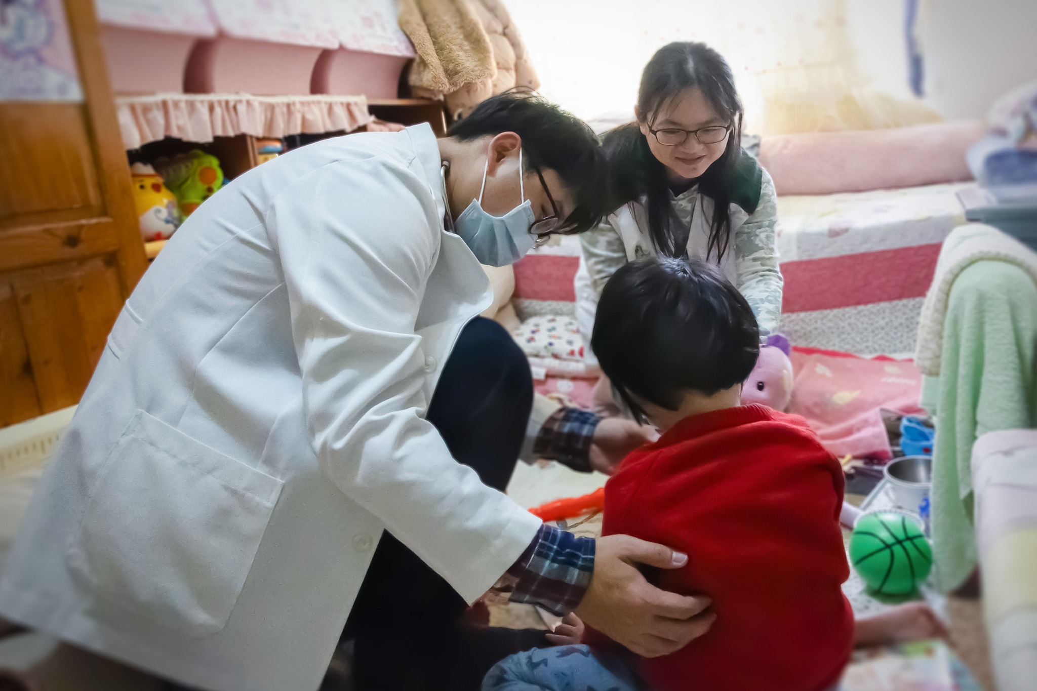 白沙屯媽祖走出去，為全國人民祈福；公費醫師留下來，為苗栗人民帶來愛與更完整的照護。