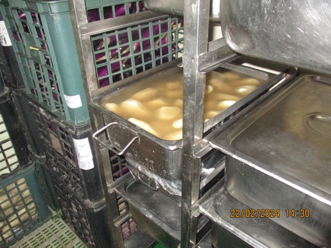 盛裝容器及架子不潔,生熟食擺放一起