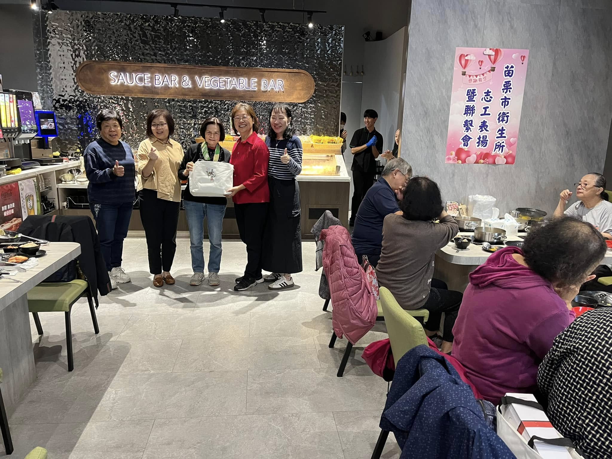 苗栗市衛生所頒發113年志願服務時數前三名高志工~黃月娥志工勇奪第一