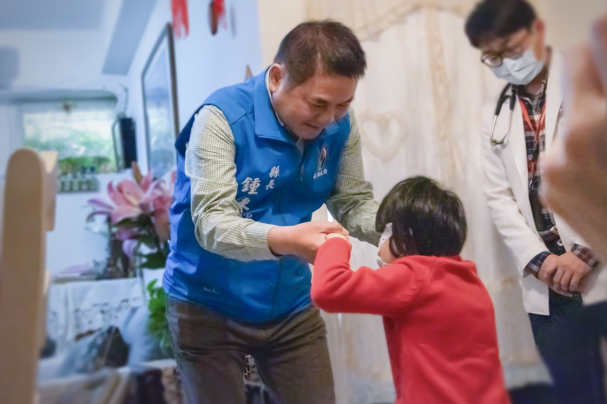 白沙屯媽祖走出去，為全國人民祈福；公費醫師留下來，為苗栗人民帶來愛與更完整的照護。