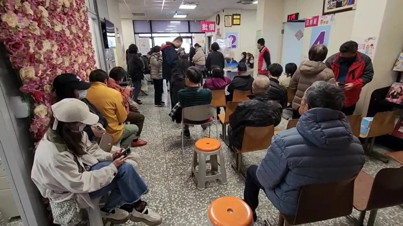 受到大S在日本因流感猝逝的消息衝擊,國人開始搶打公費流感疫苗,苗栗市衛生所上午湧現大批排隊等待接種的民眾。記者胡蓬生/攝影