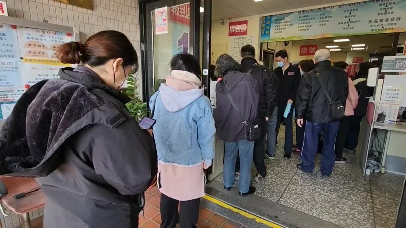 受到大S在日本因流感猝逝的消息衝擊,國人開始搶打公費流感疫苗,苗栗市衛生所上午湧現大批排隊等待接種的民眾。記者胡蓬生/攝影