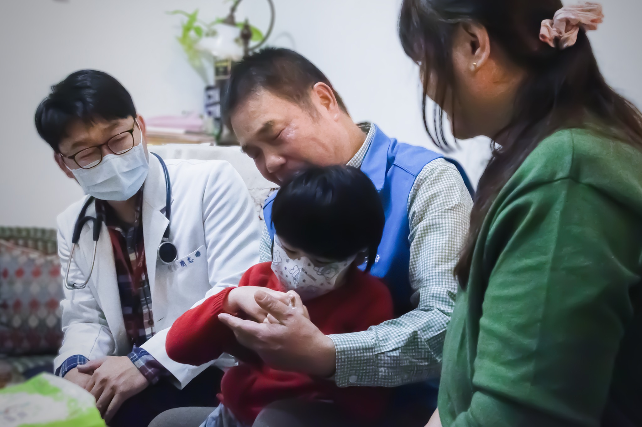 白沙屯媽祖走出去，為全國人民祈福；公費醫師留下來，為苗栗人民帶來愛與更完整的照護。